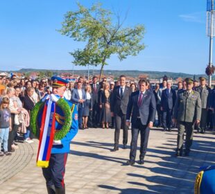 Ministri odbrane Srbije i Slovačke polažu vence