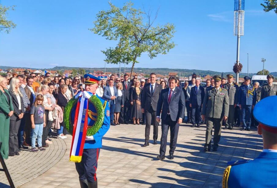 Ministri odbrane Srbije i Slovačke polažu vence