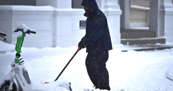 Čovek uklanja sneg u Vašingtonu foto Mandel Ngan AFP